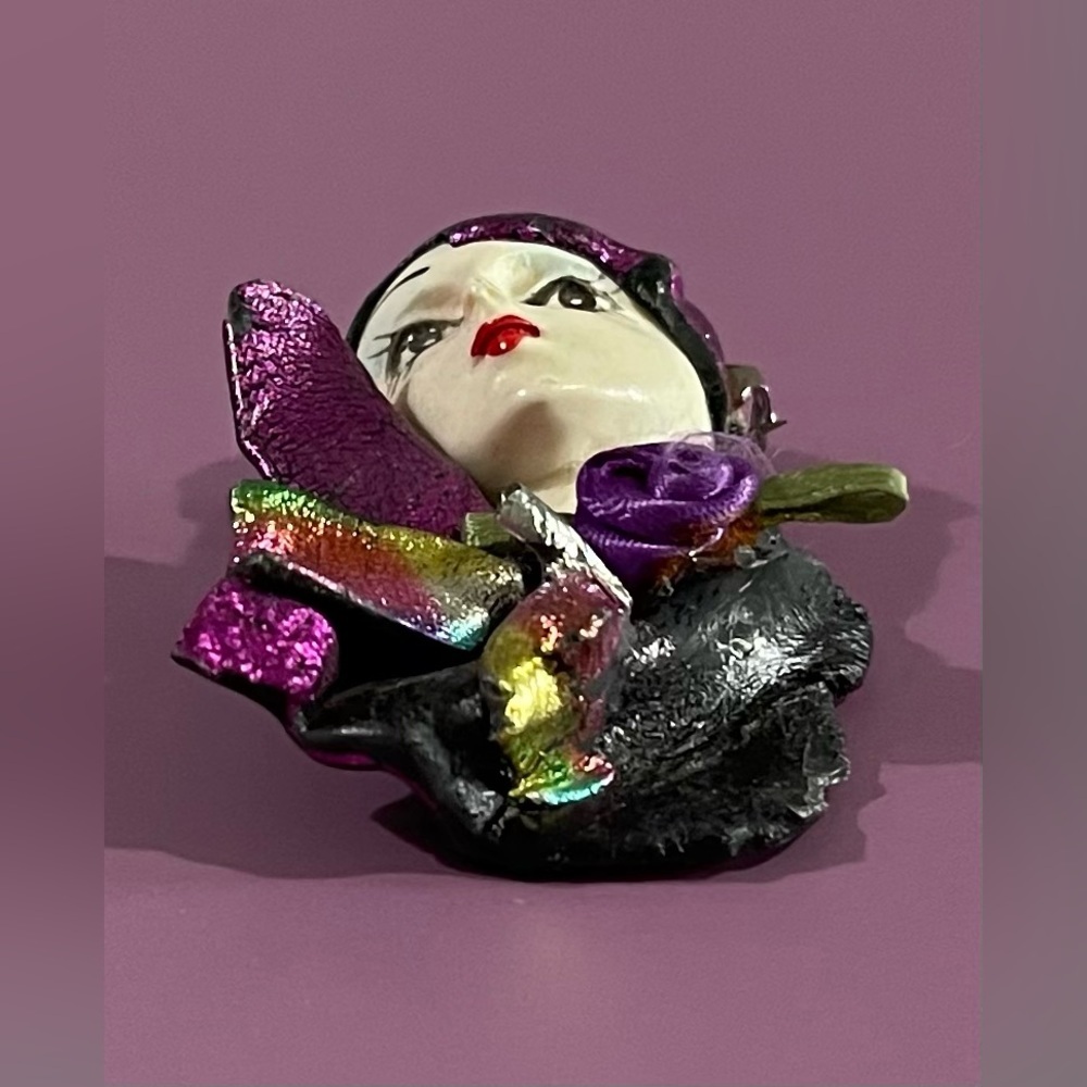 Ceramic Painted Face Brooch - Picture 5 of 5
